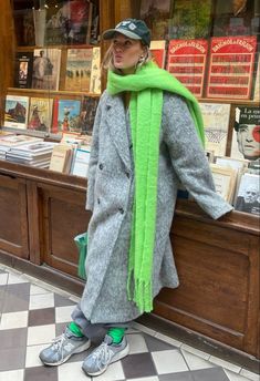 Colourful Scarf Outfit, Winter Outfits Green, Green Scarf Outfit, Green And Blue Outfit, Colorful Scarf Outfit, Winter Date Outfit, Post Modern, Cold Weather Outfits, Outfit Inspo Fall