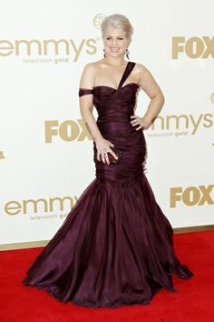 kelly osbourne red carpet purple | Kelly Osbourne looks glamorous in a deep purple gown by J. Mendel at ... Deep Purple Gown, Purple Gown, Gold Fox, Purple Gowns, Online Magazine, Deep Purple, Mermaid Formal Dress