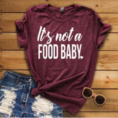 First Time Grandparents, Christmas Maternity Shirt, Pregnancy Announcement Ideas, Vogue Kids, Pregnancy Announcement Photos, Christmas Pregnancy, Announcement Ideas, Food Baby, Pregnancy Announcement Shirt