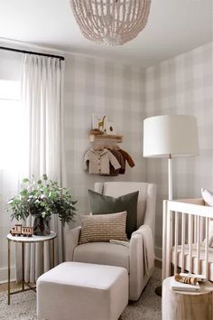 a baby's room is decorated in neutral colors