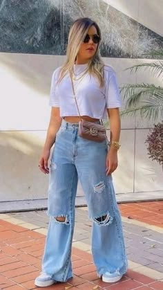 Discover more amazing styles and elevate your wardrobe! Check out the exclusive deals and the latest fashion trends. #womensfashion Outfit Jean Ancho, Outfits Con Jean Ancho, Pantalon Ancho Outfits, Mon Jeans Outfits, Outfit Pantalon Ancho, Outfits Con Jeans Y Tenis, Looks Con Jeans, Trending Bags