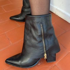 Bota Envelope         A TENDÊNCIA EM BOTAS NA MISTURA DO CLÁSSICO COM O MODERNO...  MODELO ENVELOPE COM A ESTÉTICA DA DOBRA E DETALHE DO ZÍPPER METALIZADO.     FAMOSA EM DEIXAR OS LOOKS MAIS INTERESSANTES E DESPOJADOS  ELA GARANTE O ESTILO E TAMBÉM O CONFORTO.     MODELO EM COURO PREMIUM, MACIO COM TEXTURA      SALTO BLOCO EM MADEIRA 8CM GROSSO MODERNINHO...     Interno acolchoado com calçe super leve e confortável!!  Cano 17,5 cm Bordado pesponto Off           Característica:    Acabamento: Interno forrado acolchoado Palmilha ante impacto Sola: Couro Salto : 8 cm Cano: 17,5cm Material: Couro  Cor: Preta Forma: Normal - Compre seu número habitual   Dicas para manter permanecer impecável:  Use um pano levemente úmido com sabão neutro para a limpeza. Evite o uso de solventes sintéticos, á