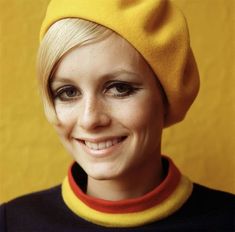 What is her real name? Twiggy Model, Yellow Beret, Twiggy Style, Twiggy Fashion, Beret Style, Androgynous Look, Mod Girl, Fashion 1960s, New Retro Wave