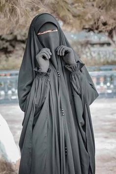 Hijab Designs, Niqab Fashion, Girl Fashion Style, Muslim Women Fashion, Muslim Women Hijab, Muslim Fashion Hijab, Muslimah Aesthetic, Muslim Fashion Outfits