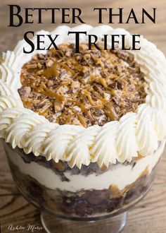 Ooey-gooey deliciousness that's easy to make - Better Than Sex Trifle | Summer | Holiday | Dessert | Ashlee Marie | #partydessert #holidaydessert #trifle #chocolatedessert via @ashleemariecakes Dessert Simple, Dessert Party, Summer Dessert Recipes, Nigella Lawson