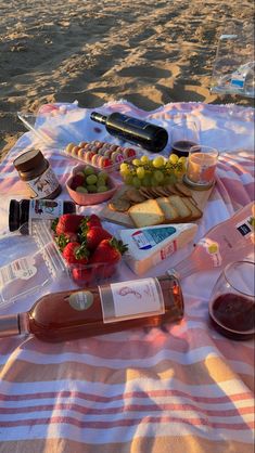 Charcuterie board 
Wine
Sand
Lemonade
Picnic 
Beach 
Candle Wine Beach Aesthetic, Picnic Ideas Simple, Simple Beach Picnic, Beach Picnic Food Ideas, Picnic Ideas Beach, Beach Picnic Food, Aesthetic Charcuterie Board, Aesthetic Beach Picnic, Beach Picnic Ideas