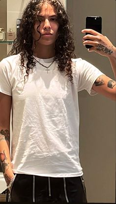 Curly Hair Masc Women, Black Androgyny, Masc Long Hair, Masc Hairstyles, Masc Girls, Masc Girl, 070 Shake, Tomboyish Outfits, Tomboy Girls