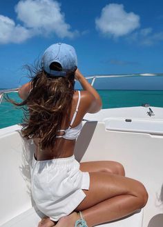 Greece Vacation Outfit, Boat Day, Boat Pics, Pictures With Friends, Greece Vacation, Beach Friends, Aesthetic Beach, Instagram Pose, Couple Photography Poses