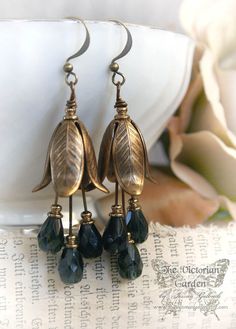 NIGHT FLOWERS vintage Victorian flower earrings in aged brass, free gift boxing Anting Manik, Beads Ideas, Trendy Jewerly, Night Flowers, Jewerly Making, Flowers Vintage, Making Beads, Earrings Inspiration, Vintage Victorian