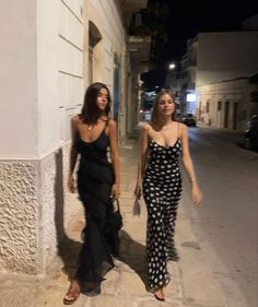 Outfit Elegantes, Long Party Dress, Black Spaghetti, Europe Outfits, Party Dress Long, Guest Outfit, Mode Inspiration, Looks Vintage