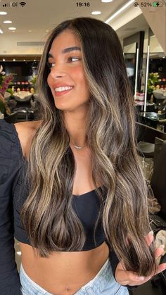 cabelo morena iluminada Dark Honey Highlights On Dark Hair, Partial Highlight Balayage, Dark Hair To Blonde Highlights, Brown Hair Inspo Money Piece, Sophia Umansky Hair, Balayage Hair On Latinas, Brunette Light Balayage Hair, Black To Blonde Transition, Partial Balayage Shoulder Length