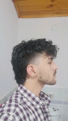 #mullet #goatee #mulletforman #shortmullet #mulletidea #hairstyleforman #haircut #hairstyle #haircutforman #fallhair #brazil Cowboy Mullet, Mullet Wavy Hair, Mullet Men, Short Mullet, Low Fade Haircut, Adam Style, Low Fade, Haircut Hairstyle, Mullet Hairstyle