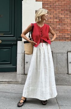 Lisbon Looks, Neutral Europe Outfits, Casual 70s Outfits Summer, Cape Cod Outfit Aesthetic, New England Fashion Summer, London Street Style Summer 2024, Chilly Summer Night Outfit, Parisian Boho Style, Portugal Outfits Fall