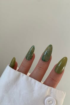 Jade Green Nails, Green Nails, 2024 nails, green nail ideas, sage green nails, emerald green nails, spring nails, Green Nail Ideas Kutek Disney, Smink Inspiration, Green Nail, Makijaż Smokey Eye, Marble Nails, Minimalist Nails