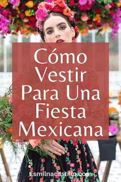 a woman holding flowers in her hands with the words como vestir para una fiesta mexicana