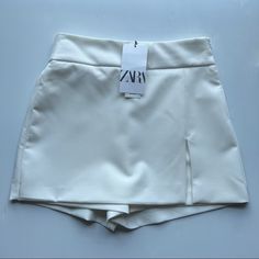 High-Waisted Skort. Front Slit At Hem. Side Hidden In-Seam Zip Closure. Oyster White | 2291/888 | Ss22 White Skort, Oyster White, Zara Shorts, Zara White, Skorts, Color White, Zara, High Waisted, Womens Shorts