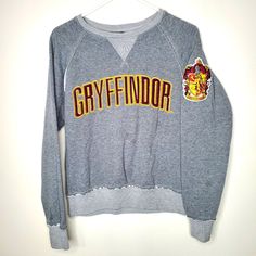 Harrypotter Brand New Condition Gryffindor Clothes, Harry Potter World Universal, Harry Potter Houses Outfits, Hogwarts Clothes, Harry Potter Sweater, Harry Potter Clothes, Hogwarts Uniform, Hogwarts Shifting, Harry Potter Universal Studios