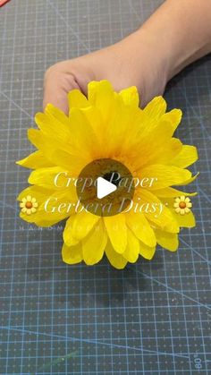 Daisy Crepe Paper Flowers, Diy Gerbera Daisy Paper Flower, Paper Daisies Diy, How To Make Artificial Flowers, Paper Daisy Flowers Diy, Crepe Paper Daisy, Paper Gerbera Daisy, Yellow Paper Flowers, How To Make Sunflower