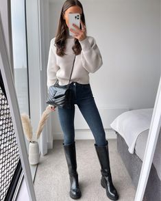 Boots And Jeans, Outfit Botas, Outfits Con Jeans, Jeans Outfit Winter, 11th Grade, Blue Jean Outfits, Mode Zara, Outfit Jeans, Mode Inspo