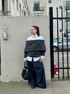 Oversized White Sweater Vest Outfit, Shirt Wide Leg Pants Outfit, Button Up Shirt Layered Outfit, Graphic Tee Layering Outfit, Button Up Shirt Under Sweater, White Shirt In Winter, Sweater Over Button Up, White Turtle Neck Outfit Layering, Mesh Sweater Outfit