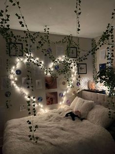 Bed Asthetic Picture, Vines Above Bed, Diy Room Decor For Teens, Cute Diy Room Decor, Grunge Room