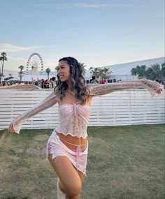 Hangout Fest Outfit, Lauren Wolfe, Ultra Music Festival Outfits, Hangout Festival, Pink Rave Outfit, Hangout Music Festival, Lollapalooza Outfit