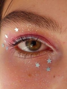 4 July Makeup, 4th Of July Makeup Simple, Lover Makeup Look, Usa Makeup Looks, Folklore Inspired Makeup, Simple Fourth Of July Makeup, Red Era Makeup, Red Star Makeup, Lover Makeup Ideas