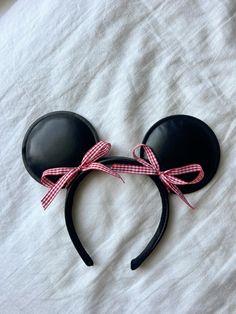 Mickey ears diy bows disney world cute outfit inspiration Minnie Mouse Accessories, Mickey Ears Aesthetic, Aesthetic Mickey Ears, Mickey Ears Ideas, Cute Disney Outfits Winter, February Disney World Outfits, Disney Ears Aesthetic, How To Make Mickey Ears