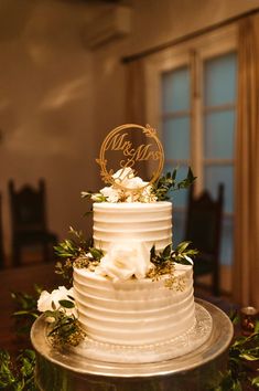 A 2 tier white frosted cake with a Mr. & Mrs. Le topper White Decor Wedding, Engagement Cake Images, Wedding Reception Cake, Wedding Cake Simple Elegant, White And Gold Wedding Cake, Anniversary Cake Designs, 50th Wedding Anniversary Cakes, Engagement Party Cake