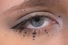 Swirl Eye Makeup, Dotted Eyeliner Looks, Boho Eyeliner, Eyeliner Dots Makeup, Natural Earthy Makeup, Hippy Makeup Looks, Eyeliner With Dots, Makeup With Dots, Fantasy Eyeliner