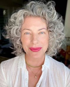 Pelo Bob Ondulado, Curly Silver Hair, Grey Bob Hairstyles, Grey Hair Over 50, Curly Hair Trends, Grey Curly Hair, Chanel Rouge