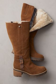 Rugged yet utterly feminine, our waterproof tall boots command the season with ease. Premium cowhide suede detailed in fine contrast topstitch features premium shearling top shaft and wool lining for warm, dry legs and feet, while the non-slip sole navigates the season. Waterproof Suede Boots, Waterproof Leather Boots, Casual Chique, Sheepskin Boots, Suede Leather Boots, Beautiful Boots, Mein Style, Fur Boots, Winter Boots Women