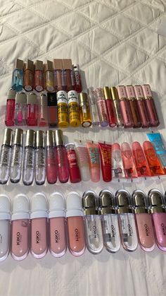 Profumo Victoria Secret, Koleksi Makeup, Essence Makeup, Makeup Bag Essentials, Hairstyles Beach, Makeup Needs, Fancy Makeup