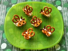 some pretzels are sitting on a green plate