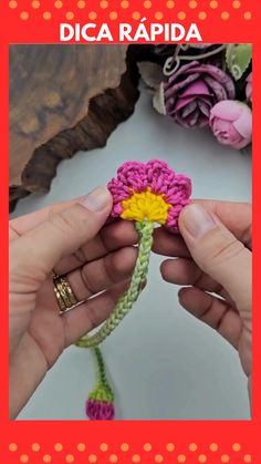 two hands are holding a crocheted flower with the words dica rapida on it