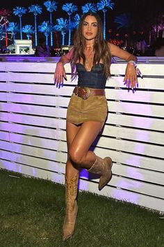 The Best Looks from Coachella 2023 Festival | Indio, CA USA Outfit Ideas Nashville, Nashville Outfit Ideas, Stampede Outfit, Cowboy Outfits For Women, Summer Cowgirl Outfits, Look Da Festival