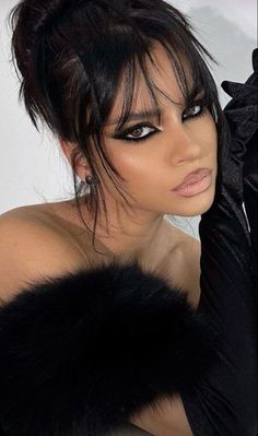 Mob Wife Makeup, Hollywood Lashes, Minimal Makeup Routine, Baby Makeup, Sultry Makeup, Black Eye Makeup, Drag Make-up, Business Photoshoot, Hooded Eye Makeup