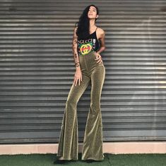 We were inspired by 70s vintage clothing to style these statement flare pants. Featuring a flattering high waist, these bell bottoms are fitted to the knee and flare out to the ankle. The high waisted design will make your legs look miles long (especially when worn with heels) and instantly adds Look Disco, Disco 70s, Looks Jeans, Nyc Summer, Boho Mode, Fashion 70s, 70s Inspired Fashion, 70s Outfits, Estilo Hippie