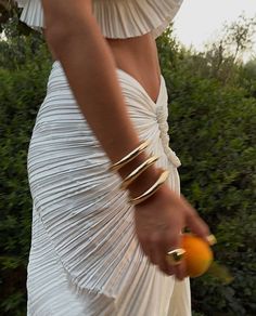 Pearl Necklace Beach Outfit, Vintage Gold Beach Jewelry, Jewelry Beach Aesthetic, Ocean-inspired White Beach Jewelry, Gold Jewelry Beach Aesthetic, Summer Fashion Trends, Summer Aesthetic, Fashion Blog, Dress To Impress