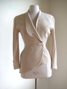 Mugler Blazer, Unique Blazer, Blazer Collar, Mode Mantel, Asymmetric Jacket, A Jacket, Thierry Mugler, Abayas Fashion, Collar Designs