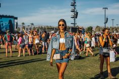 Coachella 2017: Crop Tops, Florals and the Best Street Style From the Ancestral Homeland of Festival Fashion Photos   W Magazine Festival Looks Makeup, Forest Vibes, Festival Makeup Rave, Coachella Vibes, Coachella Looks, High Fashion Photography, Edm Music