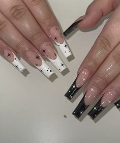 One Black One White Nails, One Hand Black One Hand White Nail Ideas, Grunge French Tip Nails, Black And White 90s Nails, Emo Baddie Nails, Nail Inspo Beginner, Simple Nail Art Black, Extra Nail Ideas, Simple Medium Nails