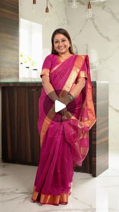 How To Carry Shawl With Saree, How To Wrap A Saree, Silk Saree Draping Styles, Dolly Jain Saree Draping, Draping Saree Style, Dolly Jain, Saree Styling, Saree Drape