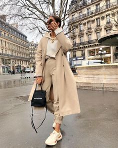 Trench Coat Outfit #trench #coat #trenchcoat #fashionactivation #trenchcoatoutfit #fashiontrends #womanfashion #womanfashionoutfit Vinter Mode Outfits, Ținute Business Casual, Bekväma Outfits, Trench Coat Outfit, Coat Outfits