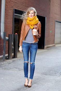 Blue denim jeans + leather jacket + striped shirt + yellow infinity scarf + heels Mustard Scarf, Mode Tips, Leather Jacket Outfits, Cooler Look, California Style, Fashion Mode, Fall Winter Outfits, Fashion Street