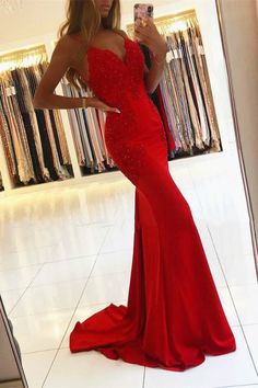 Vestido de baile sereia Scarlet Siren adornado com apliques delicados - Bridelily Bright Red Prom Dress, Scarlet Wedding, Backless Evening Gowns, Red Spaghetti, Lace Prom Dresses, Evening Dress Long, Red Mermaid, Backless Prom Dresses, Red Prom