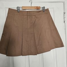 Never Worn Mini Skirt Size Medium Fitted Brown Lined Tennis Skirt, Brown Pleated Skort For Summer, Brown Pleated Tennis Skirt, Brown Pleated Short Skort, Spring Pleated Brown Tennis Skirt, Spring Brown Pleated Tennis Skirt, H&m Pleated Summer Bottoms, Chic Pleated Bottoms By H&m, H&m Lined Mini Skirt For Fall