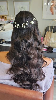 Brunette hairstyle for wedding Ring Ceremony Hairstyles, Bridal Hairstyles Dark Hair, Open Hair With Flowers, Half Up Half Down Wedding Hair With Flowers, Brunette Bride Hairstyles, Half Up Half Down Wedding Hair Long Brunette, Loose Curls Half Up Half Down, Brunette Bridal Hair