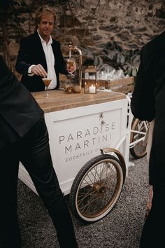 Mini martini cocktail bar for the wedding guests Mini Bar Wedding, Espresso Martini Bar Wedding, Cocktail Party Decorations Night, Martini Bar Wedding, Cocktail Bar Ideas, Cocktail Bar Wedding, Espresso Martini Bar