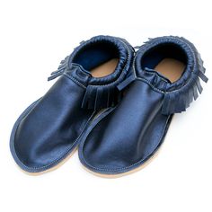 All of our Partial Fringe moccasins are handmade by me with high quality leathers, from the tracing, cutting of the patterns, sewing the materials together, to the sanding of the 8mm rubber sole. Each pair of moccasins are handcrafted with special love & care. Our Classic Moccasin is uniquely designed with front and back fringes for a Native American inspired look (this particular style shown was made with Partial Fringe" No baby fringe, which is Optional) and the softest 3oz. breathable leather Handmade Shoes Pattern, Fringe Moccasins, Steampunk Men, Leather Bow Tie, Moccasins Women, Thick Thread, Patterns Sewing, Shoe Pattern, Leather Moccasins